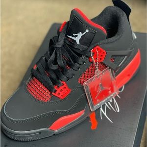 thunder red 4’s🖤❤️